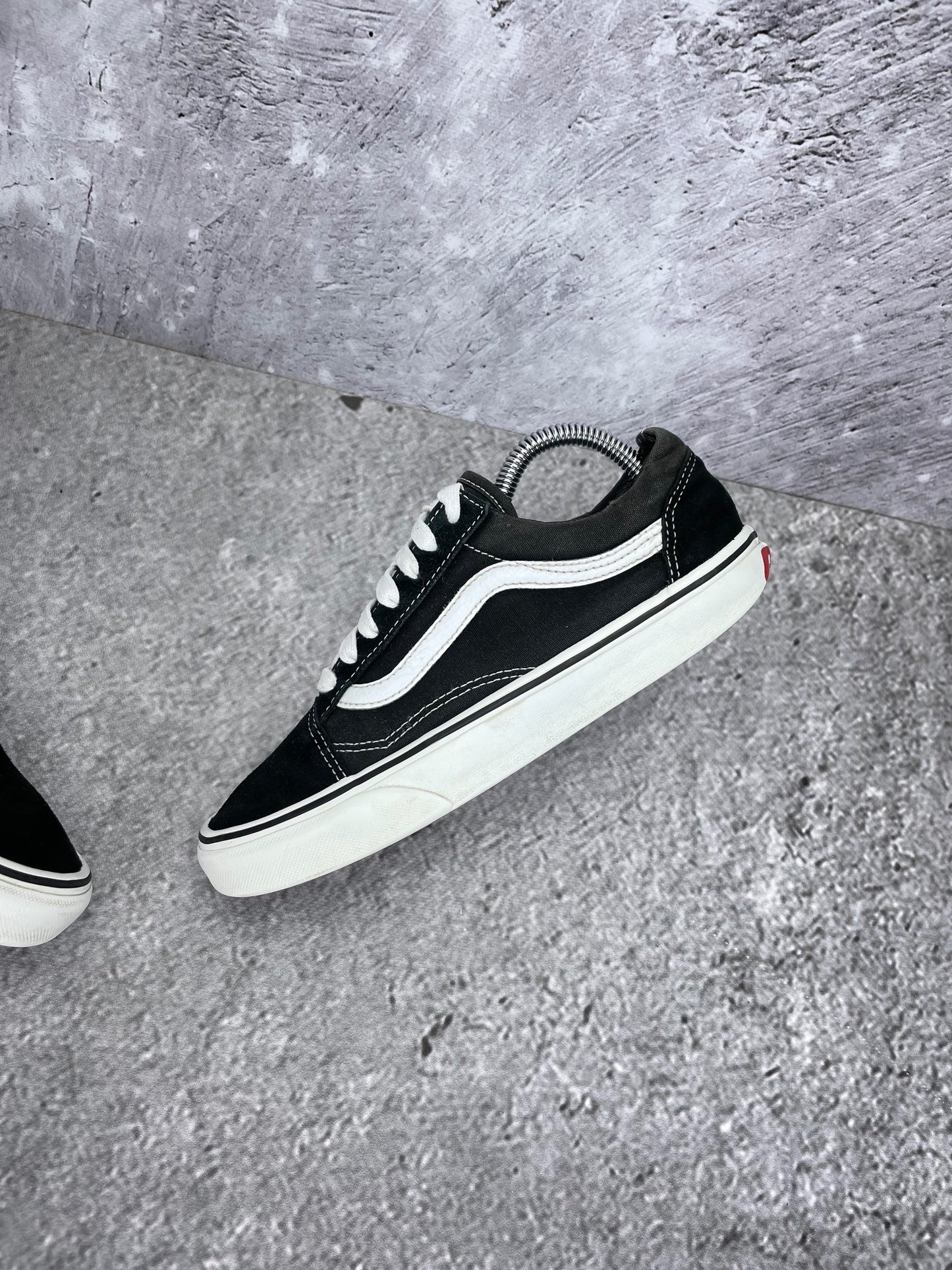 Vans Old Skool Black White - buty sportowe, widok z góry na wewnętrzną stronę butów