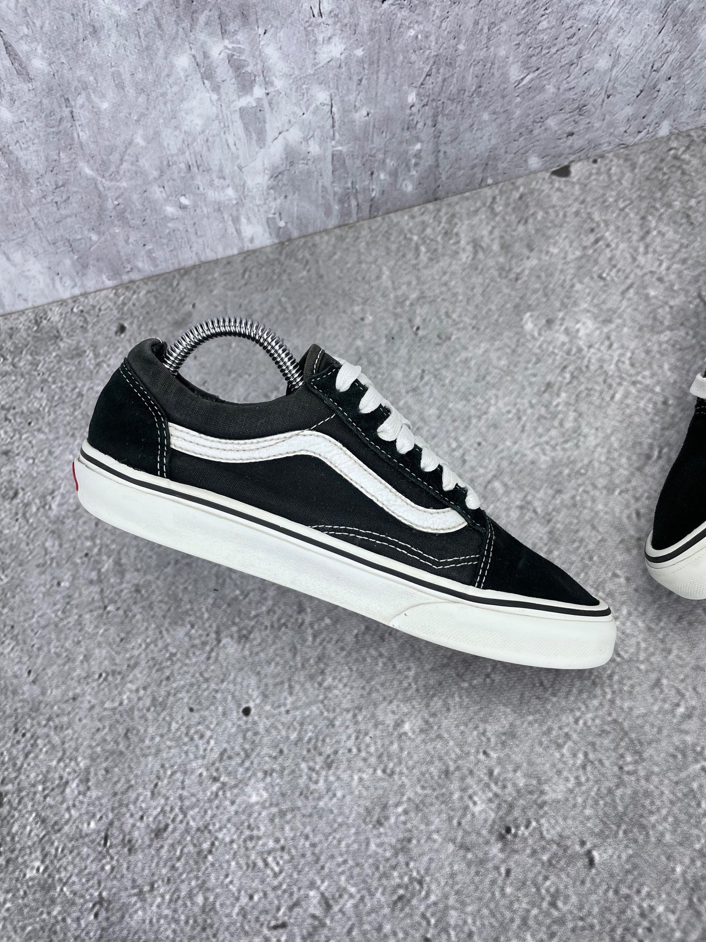 Vans Old Skool Black White - buty sportowe, wewnętrzny panel lewego buta
