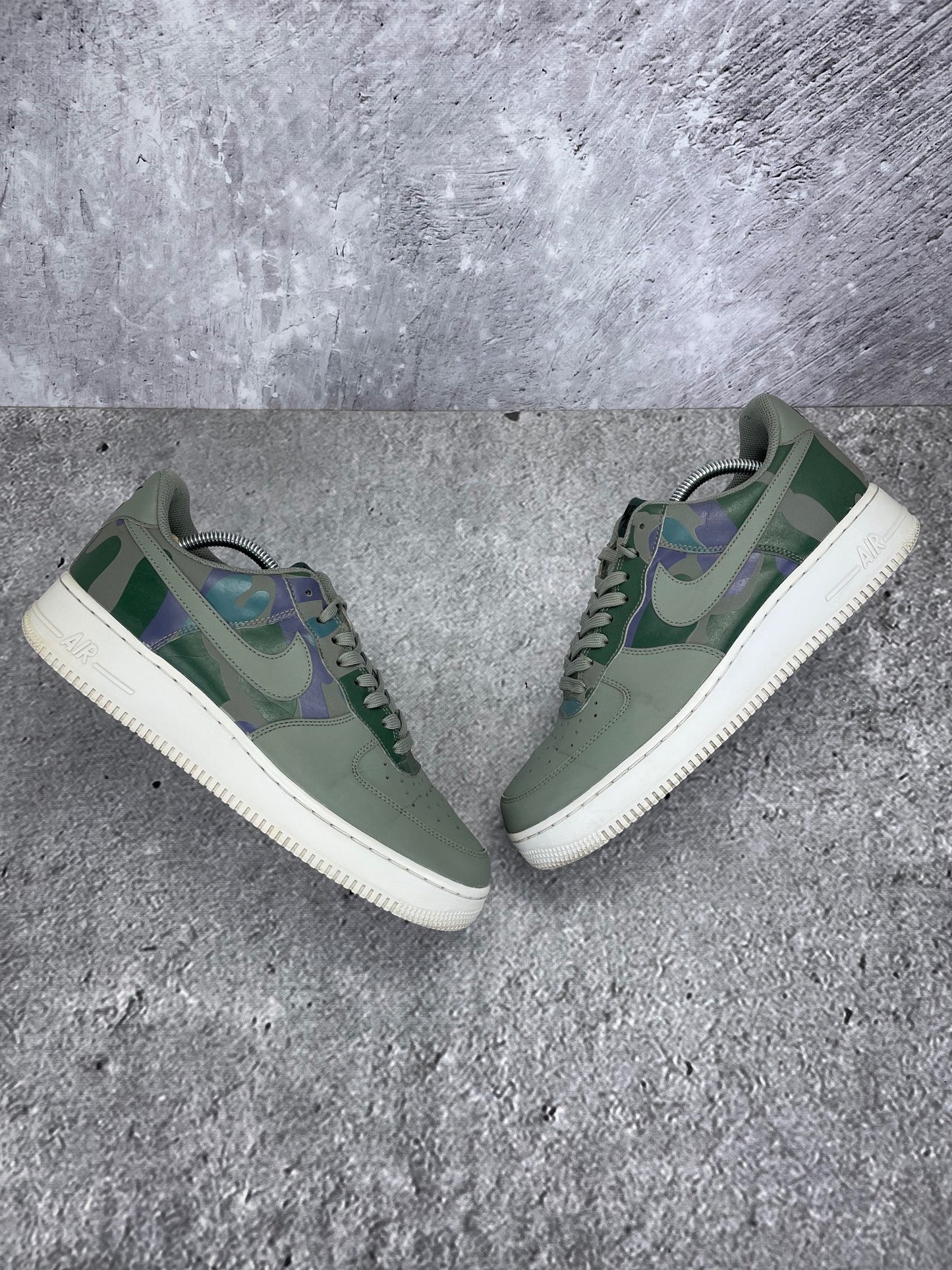 Nike Air Force 1 '07 LV8 Country Camo - buty sportowe, widok z góry na zewnętrzną stronę butów