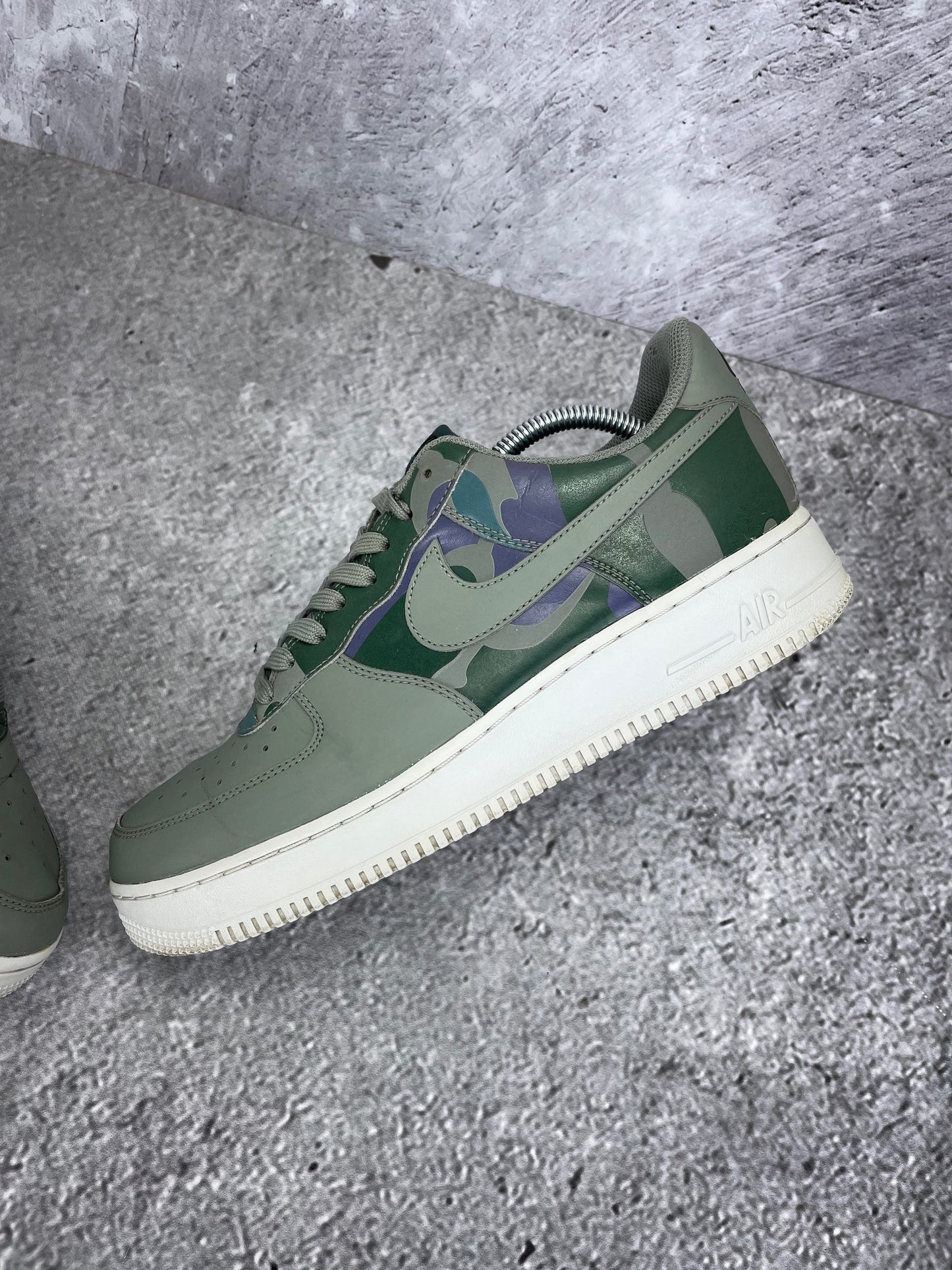 Nike Air Force 1 '07 LV8 Country Camo - buty sportowe, widok z góry na wewnętrzną stronę butów
