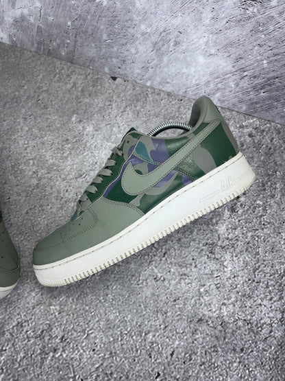 Nike Air Force 1 '07 LV8 Country Camo - buty sportowe, widok z góry na wewnętrzną stronę butów