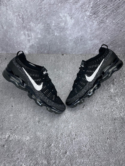 Nike Air VaporMax 2023 Flyknit Oreo - buty sportowe, widok z góry na zewnętrzną stronę butów
