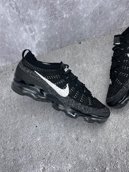 Nike Air VaporMax 2023 Flyknit Oreo - buty sportowe, zewnętrzny panel lewego buta
