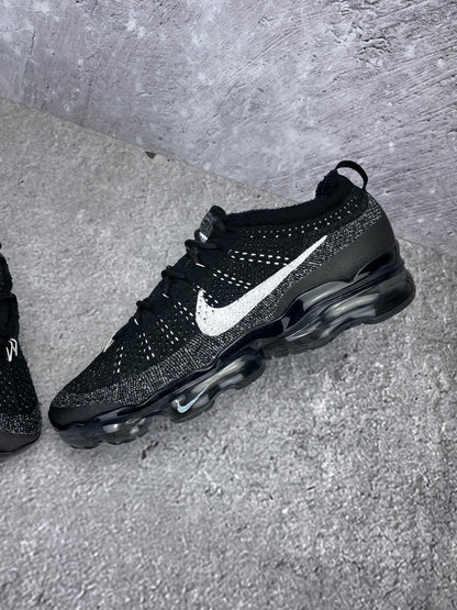 Nike Air VaporMax 2023 Flyknit Oreo - buty sportowe, widok z góry na wewnętrzną stronę butów