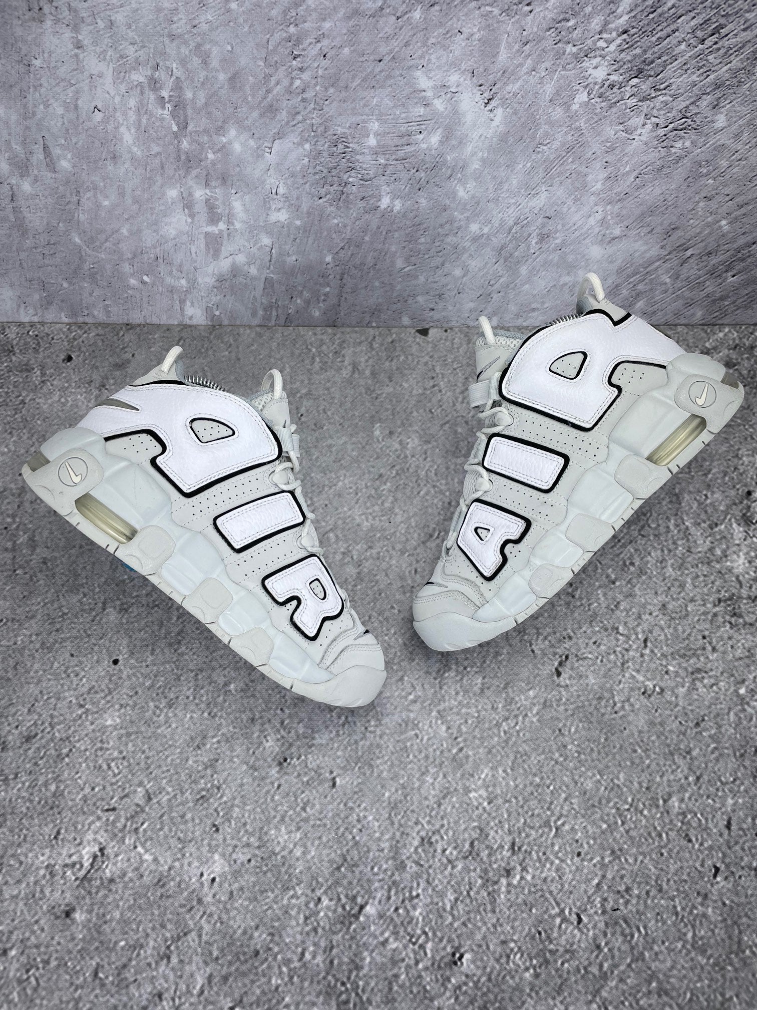 Nike Air More Uptempo Mid Photon Dust - buty sportowe, widok z góry na zewnętrzną stronę butów