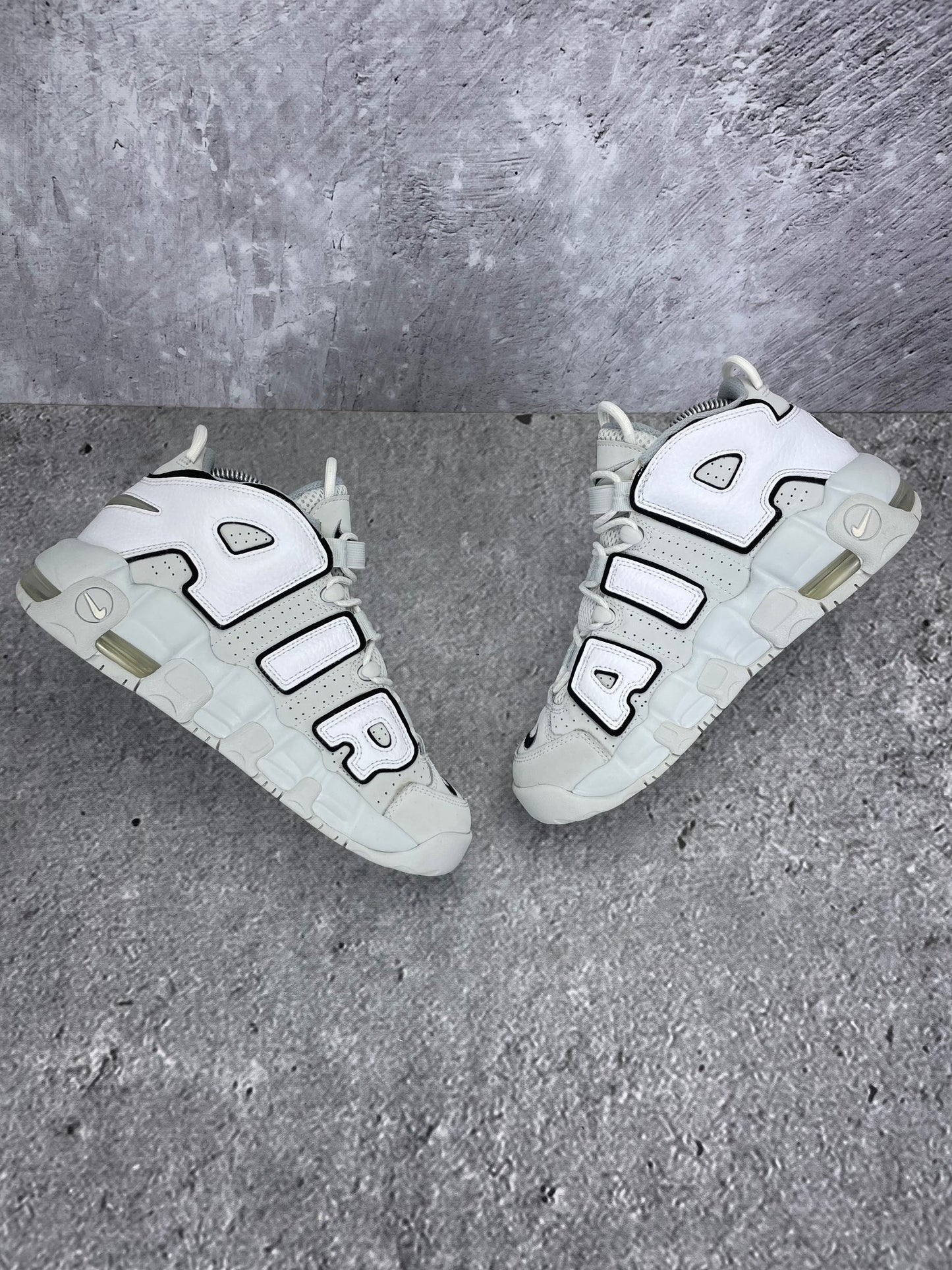 Nike Air More Uptempo Mid Photon Dust - buty sportowe, zewnętrzny panel prawego buta