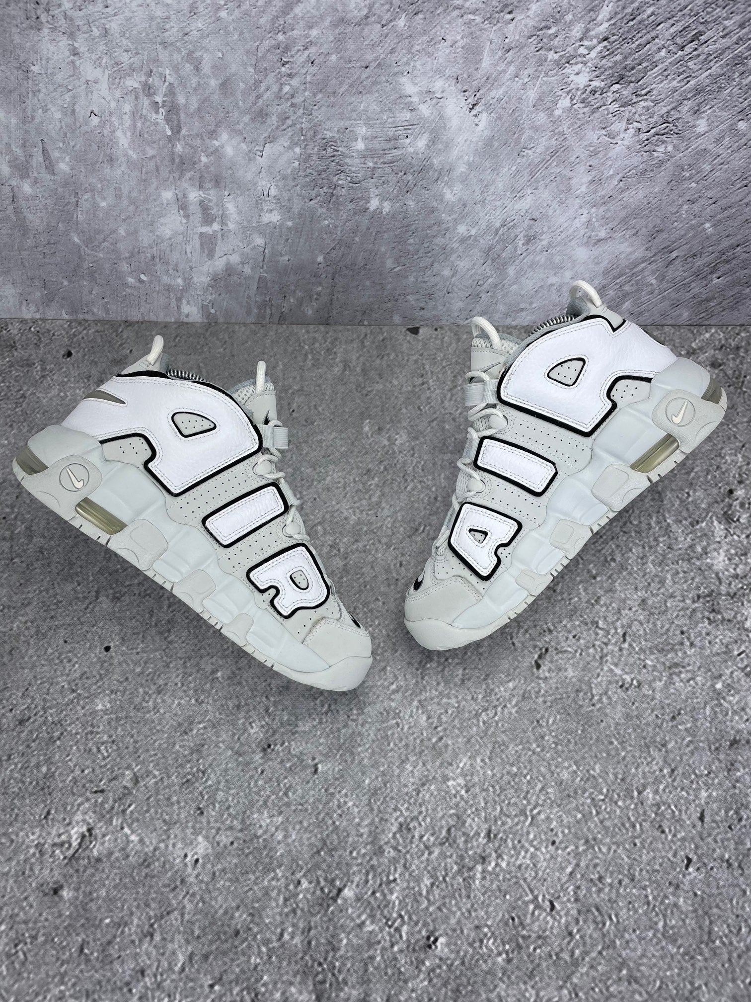 Nike Air More Uptempo Mid Photon Dust - buty sportowe, zewnętrzny panel prawego buta