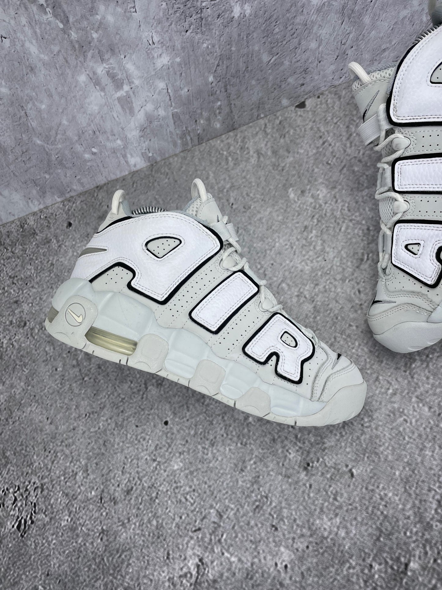 Nike Air More Uptempo Mid Photon Dust - buty sportowe, zewnętrzny panel lewego buta