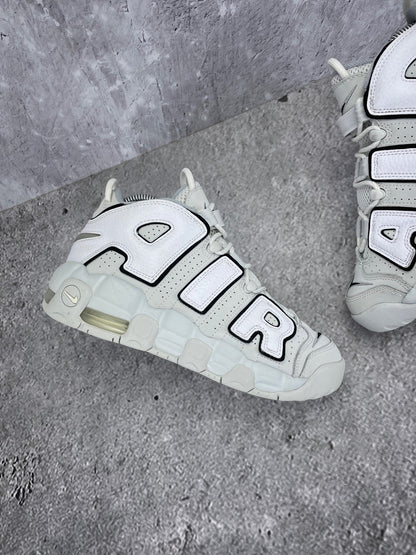 Nike Air More Uptempo Mid Photon Dust - buty sportowe, zewnętrzny panel lewego buta