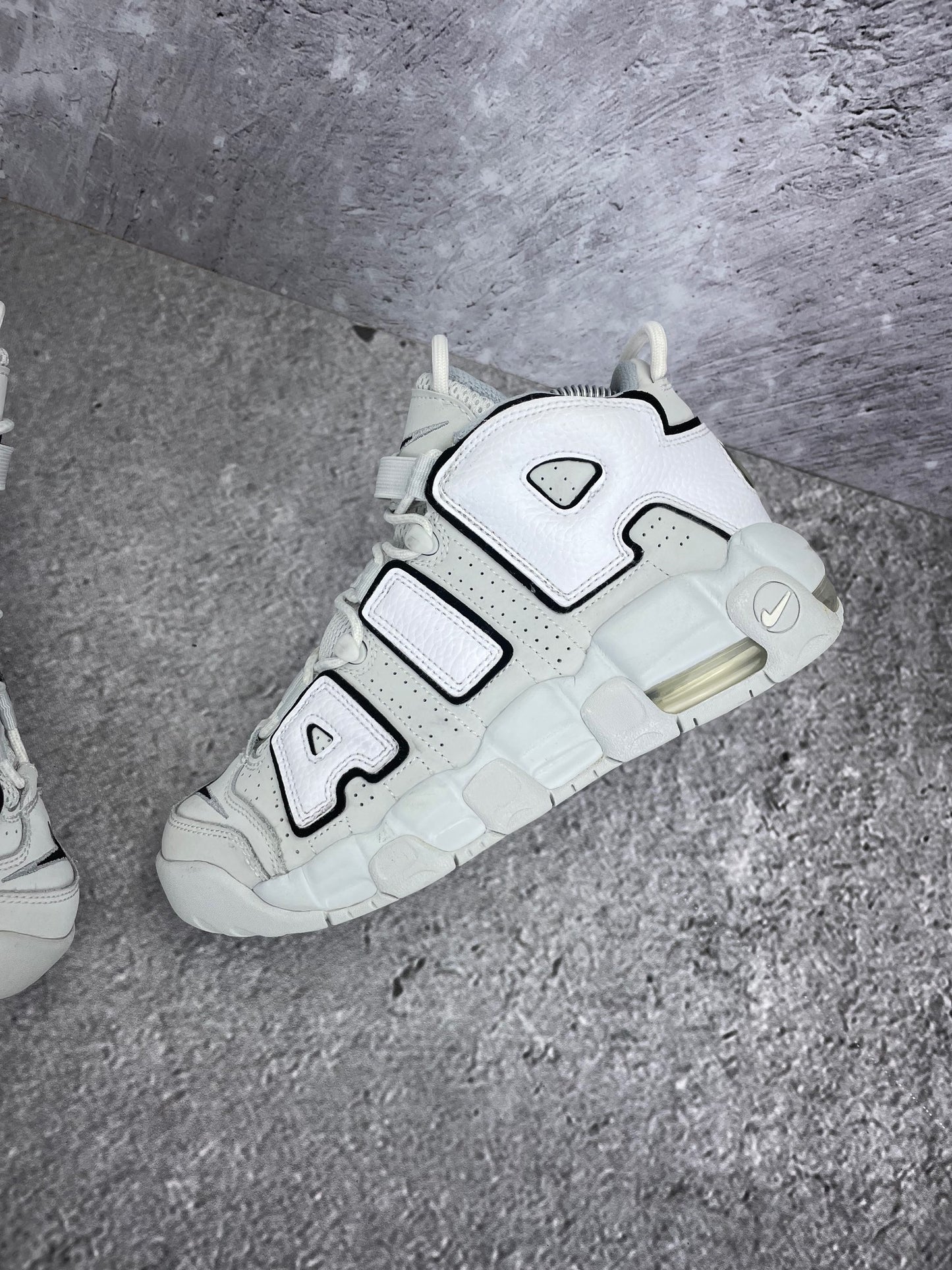 Nike Air More Uptempo Mid Photon Dust - buty sportowe, widok z góry na wewnętrzną stronę butów