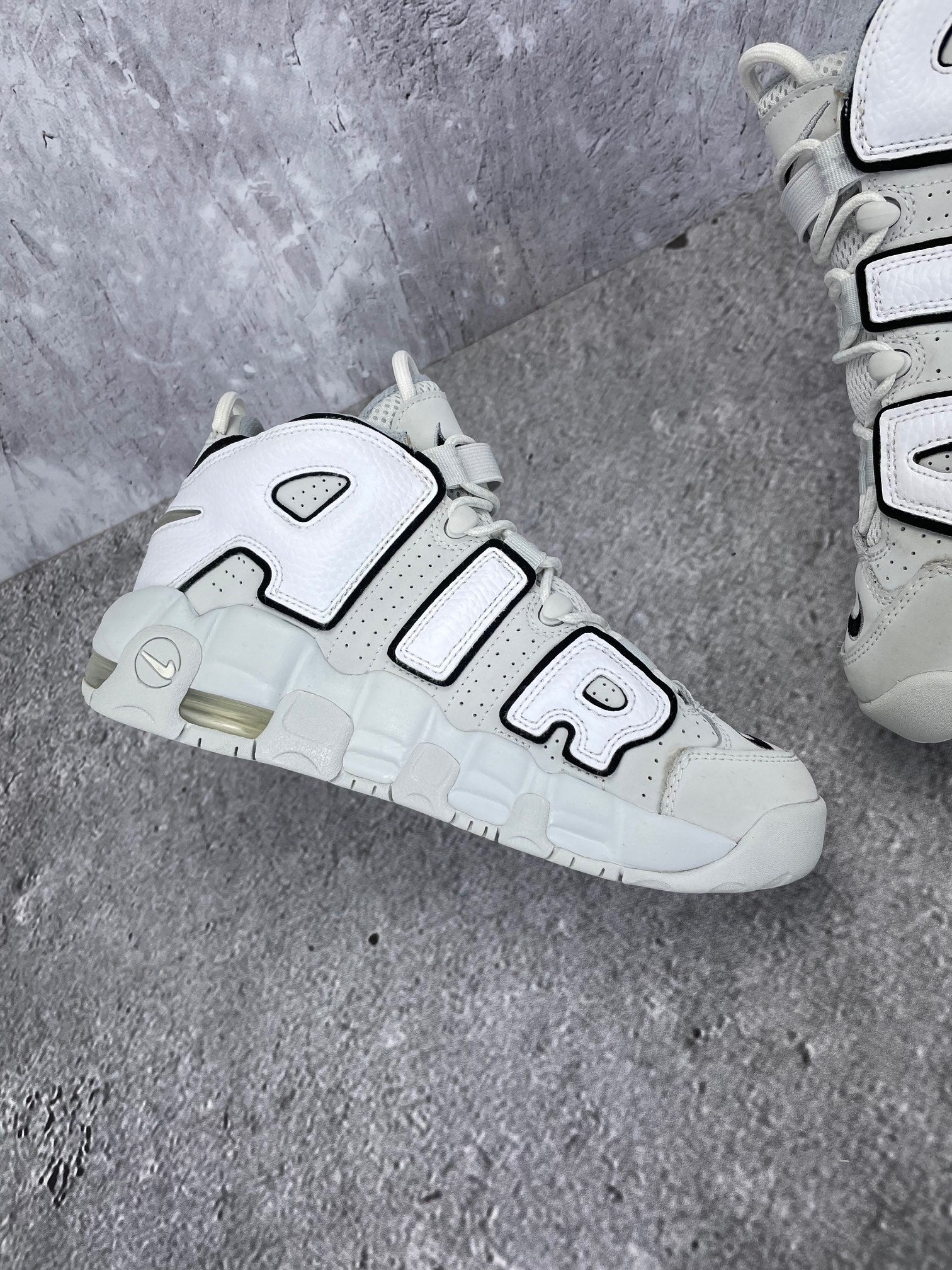 Nike Air More Uptempo Mid Photon Dust - buty sportowe, wewnętrzny panel lewego buta