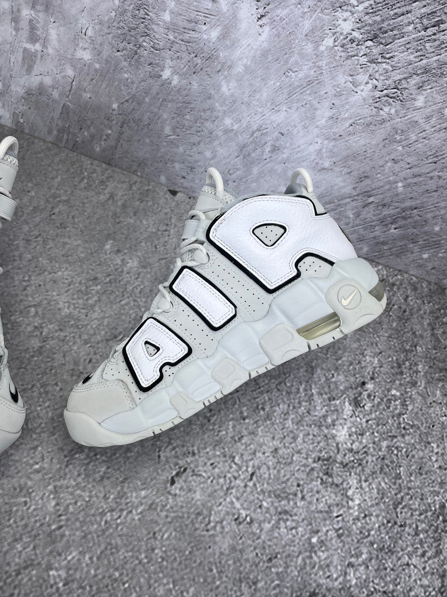 Nike Air More Uptempo Mid Photon Dust - buty sportowe, wewnętrzny panel prawego buta