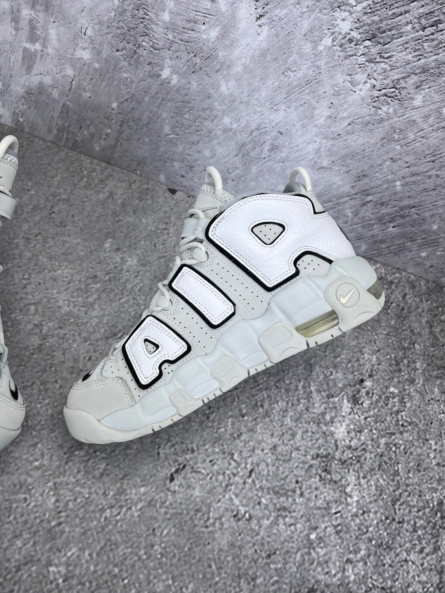 Nike Air More Uptempo Mid Photon Dust - buty sportowe, wewnętrzny panel prawego buta