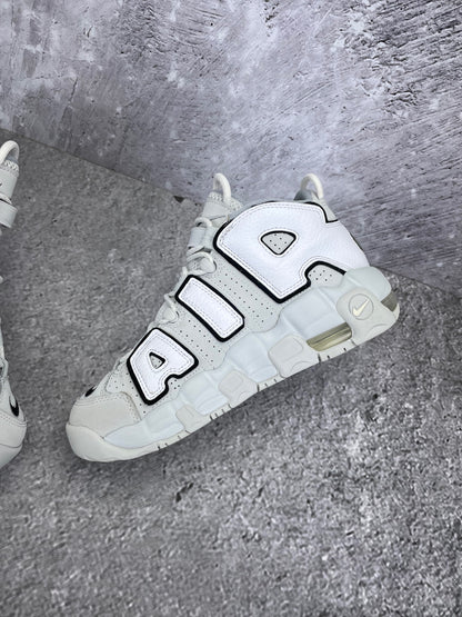 Nike Air More Uptempo Mid Photon Dust - buty sportowe, wewnętrzny panel prawego buta