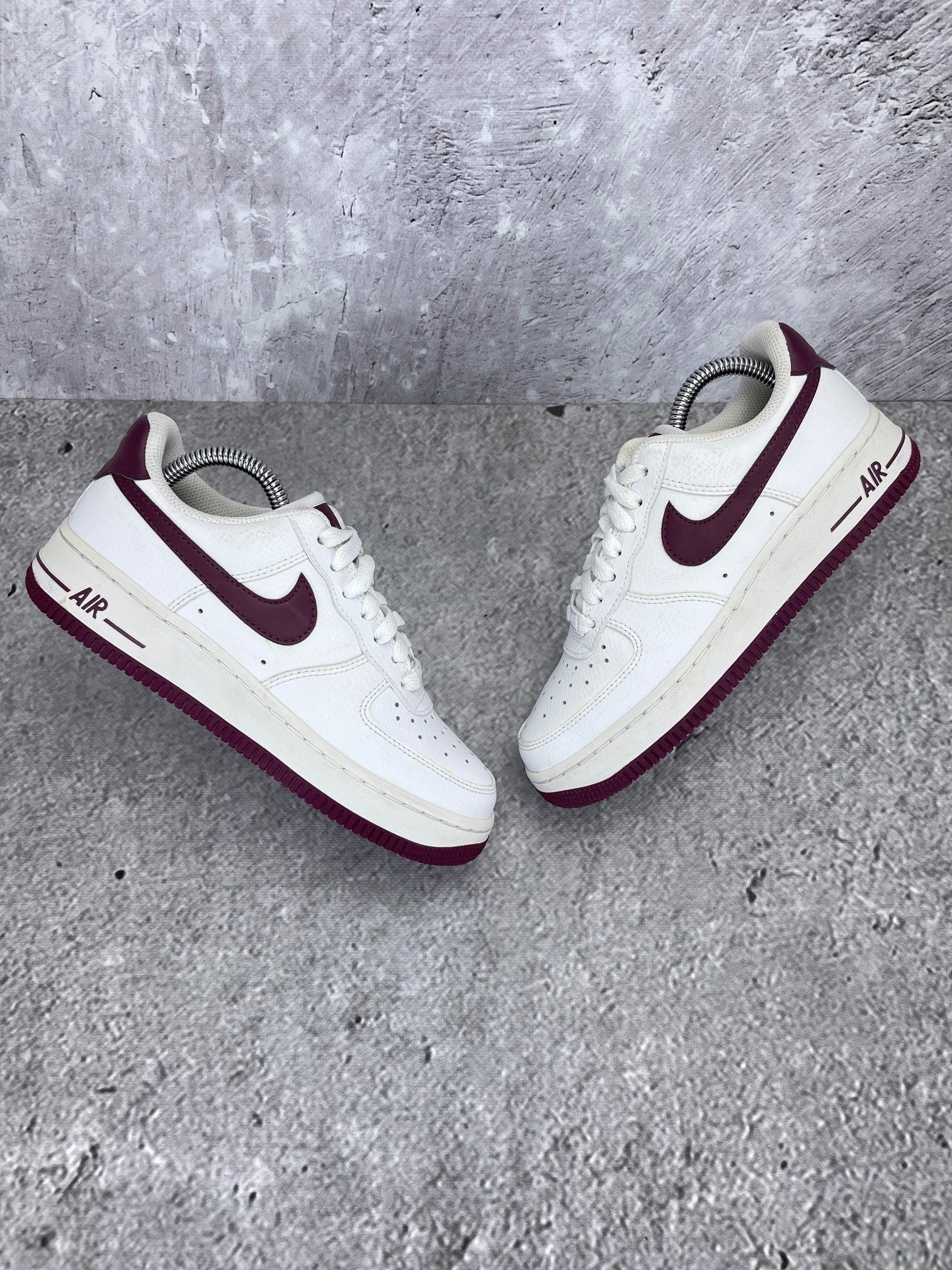 Nike Air Force 1 '07 Bordeaux - buty sportowe, widok z góry na zewnętrzną stronę butów