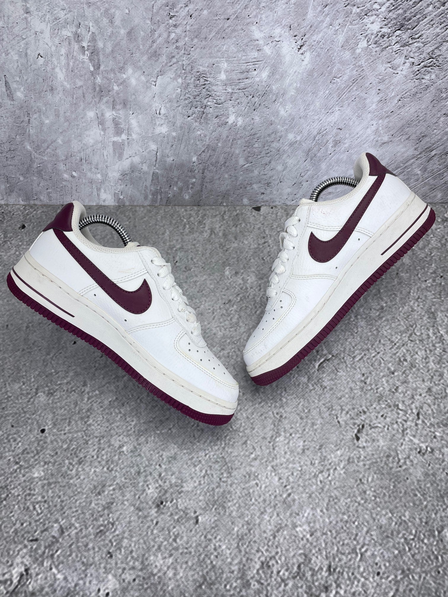 Nike Air Force 1 '07 Bordeaux - buty sportowe, zewnętrzny panel prawego buta