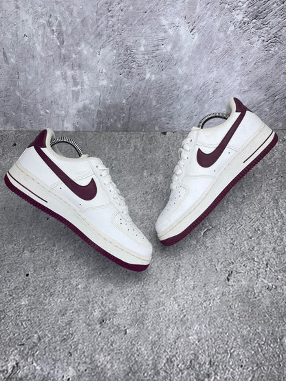 Nike Air Force 1 '07 Bordeaux - buty sportowe, zewnętrzny panel prawego buta