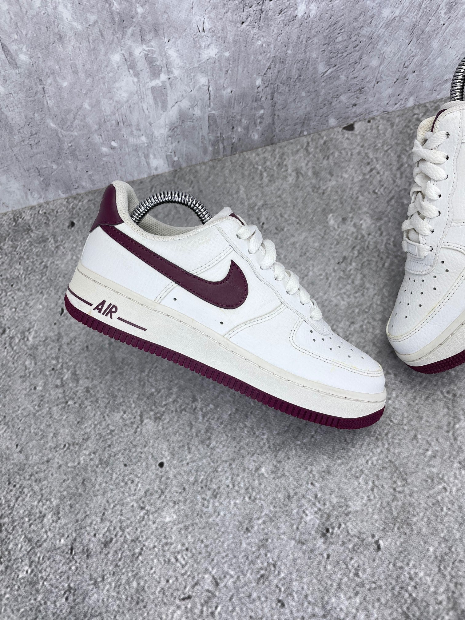 Nike Air Force 1 '07 Bordeaux - buty sportowe, zewnętrzny panel lewego buta
