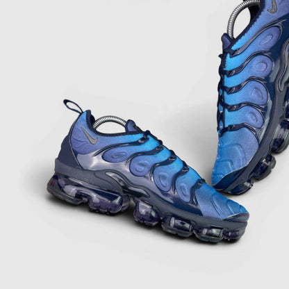 Nike Air Vapormax Plus Photo Blue — buty sportowe męskie w bardzo dobrym stanie rozmiar 42, boczny profil, lewa strona