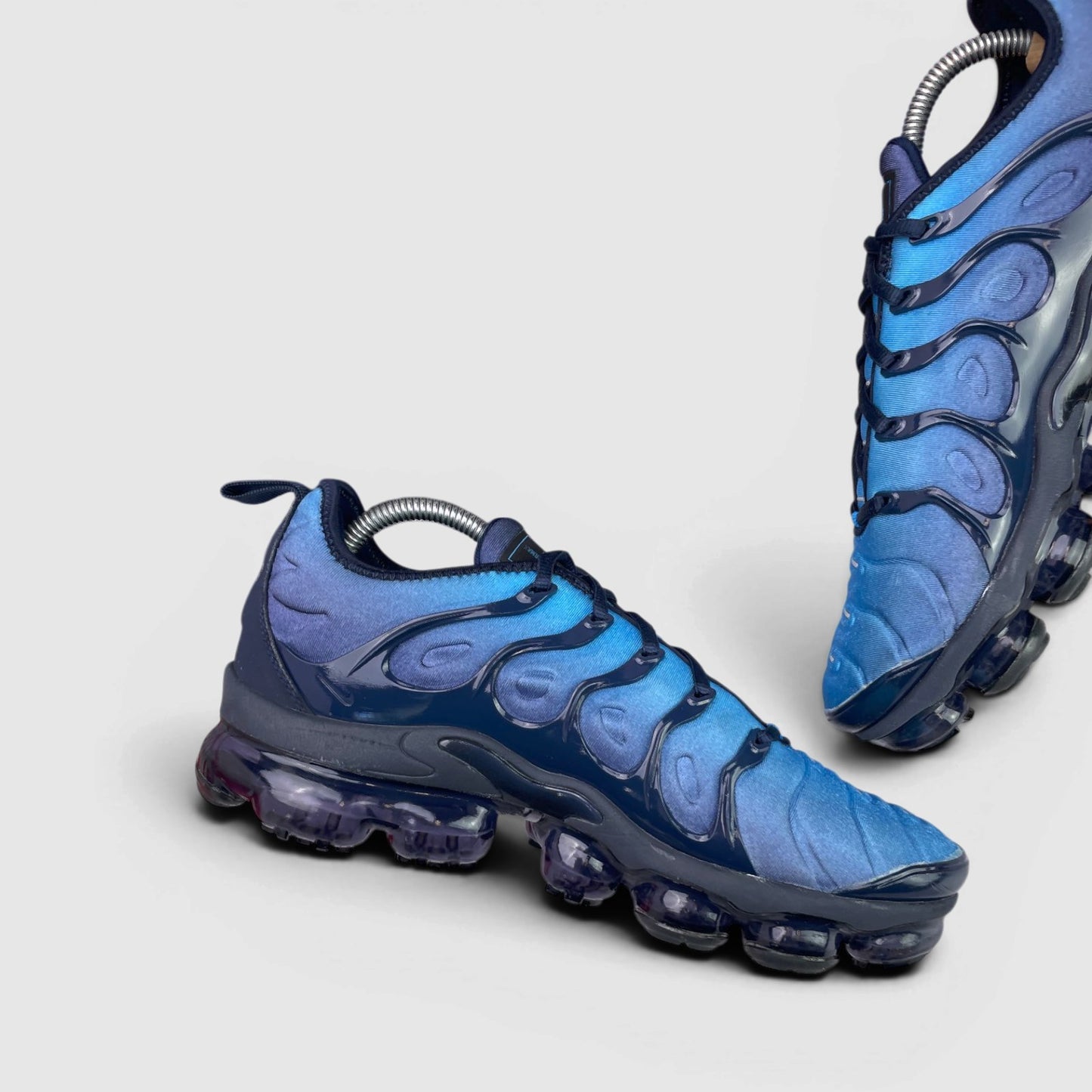 Nike Air Vapormax Plus Photo Blue — buty sportowe męskie w bardzo dobrym stanie rozmiar 42, boczny profil, lewa strona