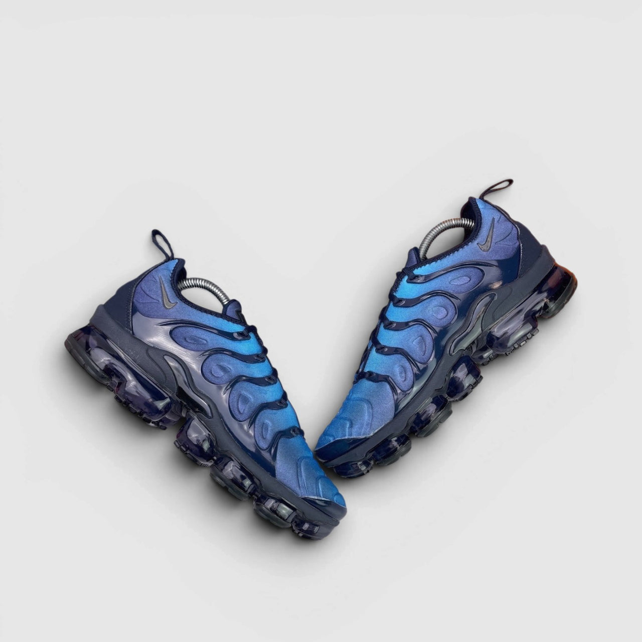 Nike Air Vapormax Plus Photo Blue — buty sportowe męskie w bardzo dobrym stanie rozmiar 42, widok z góry na zewnętrzną stronę butów