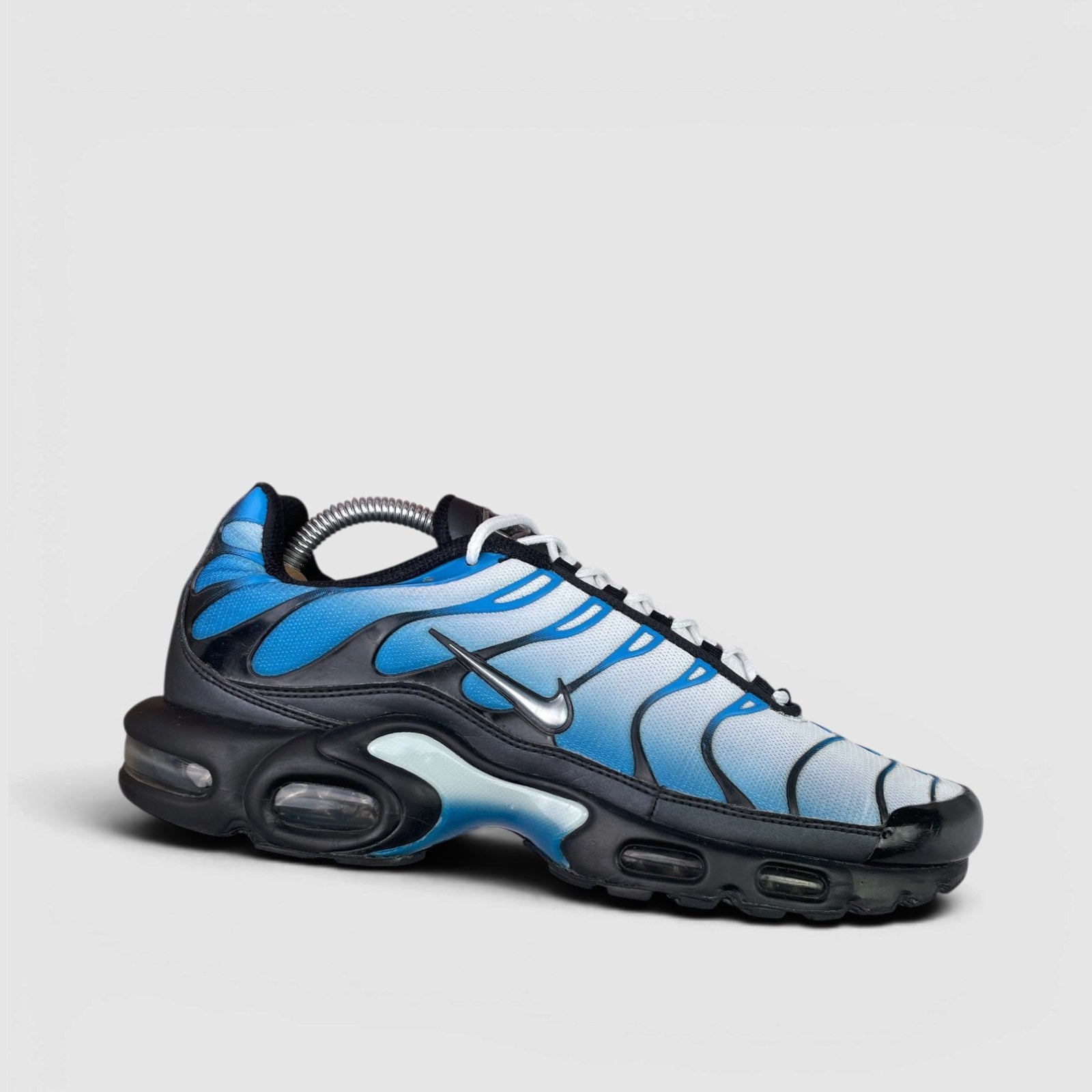 Nike Air Max Plus Blue Gradient — buty sportowe męskie w bardzo dobrym stanie rozmiar 42.5, boczny profil, lewa strona