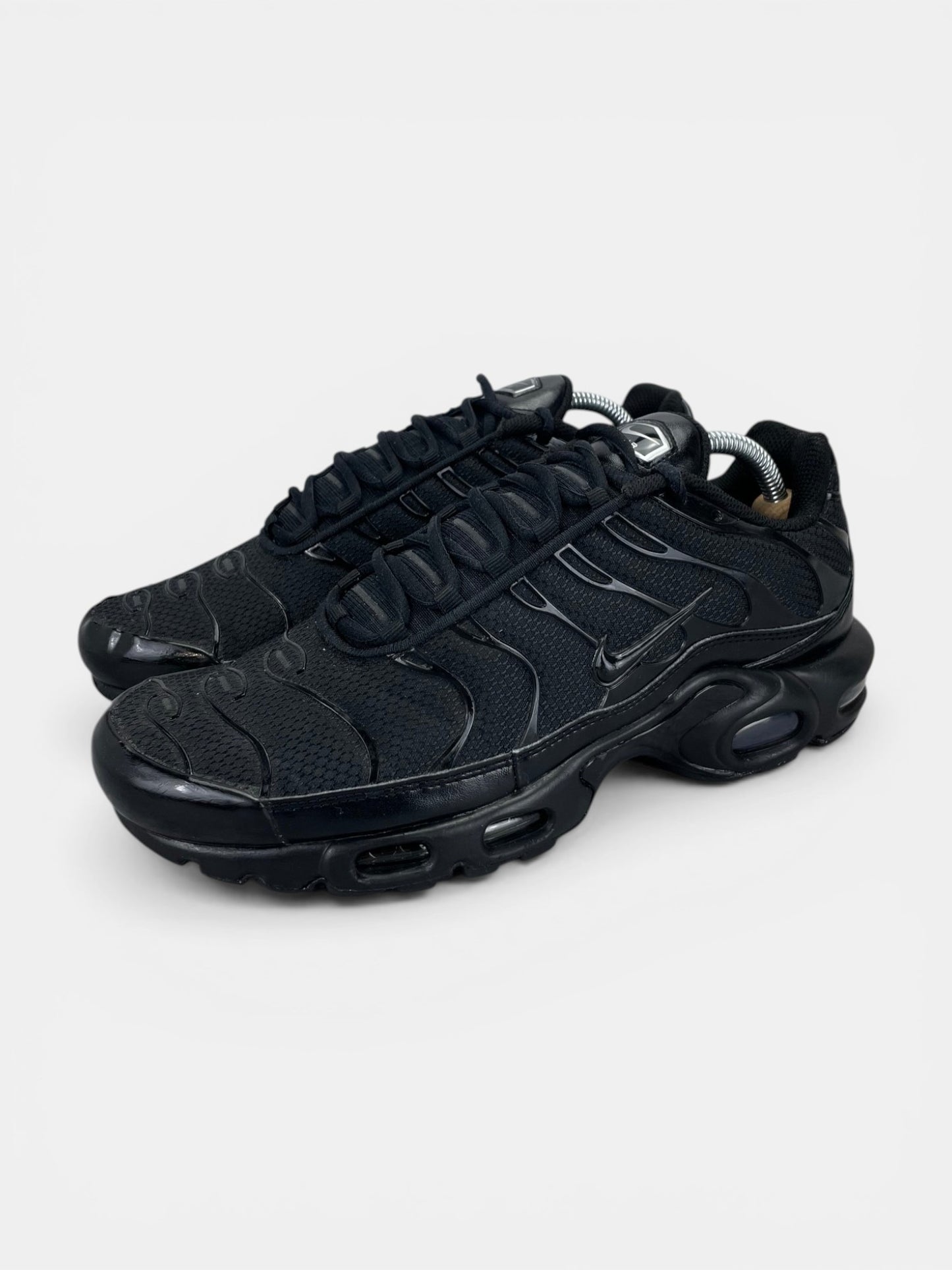 Nike Air Max Plus Triple Black - buty sportowe, widok z boku