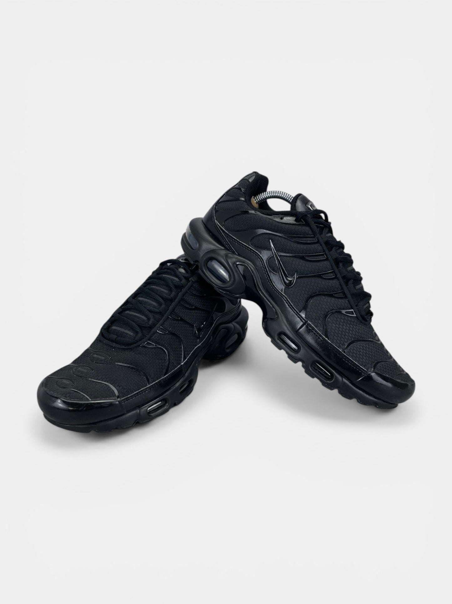 Nike Air Max Plus Triple Black - buty sportowe, boczny profil