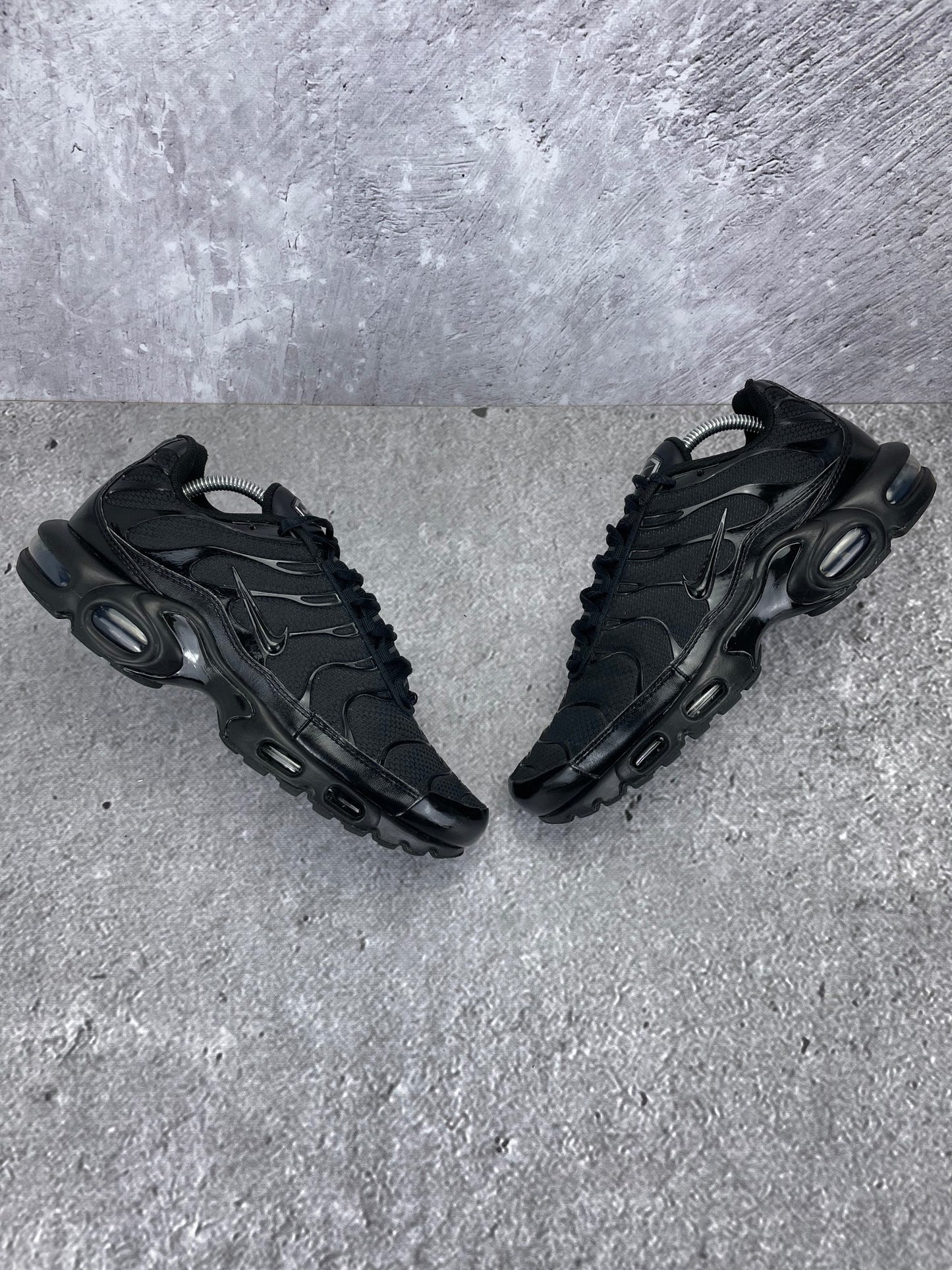 Nike Air Max Plus Triple Black - buty sportowe, widok z góry na zewnętrzną stronę butów