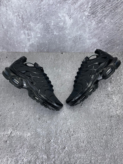 Nike Air Max Plus Triple Black - buty sportowe, widok z góry na zewnętrzną stronę butów