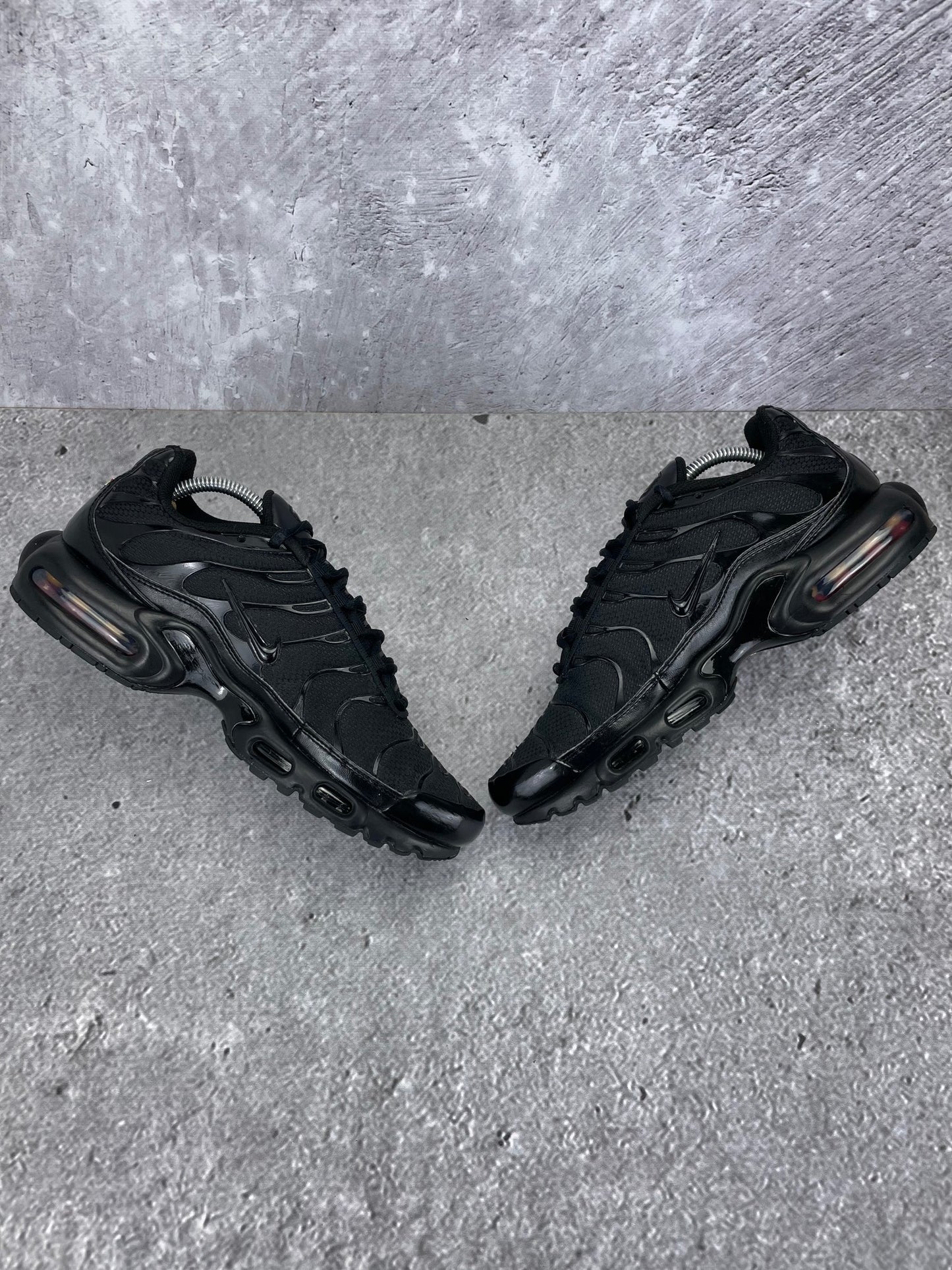 Nike Air Max Plus Triple Black - buty sportowe, zewnętrzny panel prawego buta