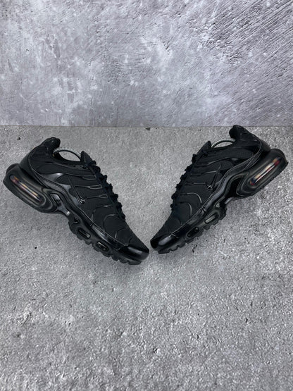 Nike Air Max Plus Triple Black - buty sportowe, zewnętrzny panel prawego buta