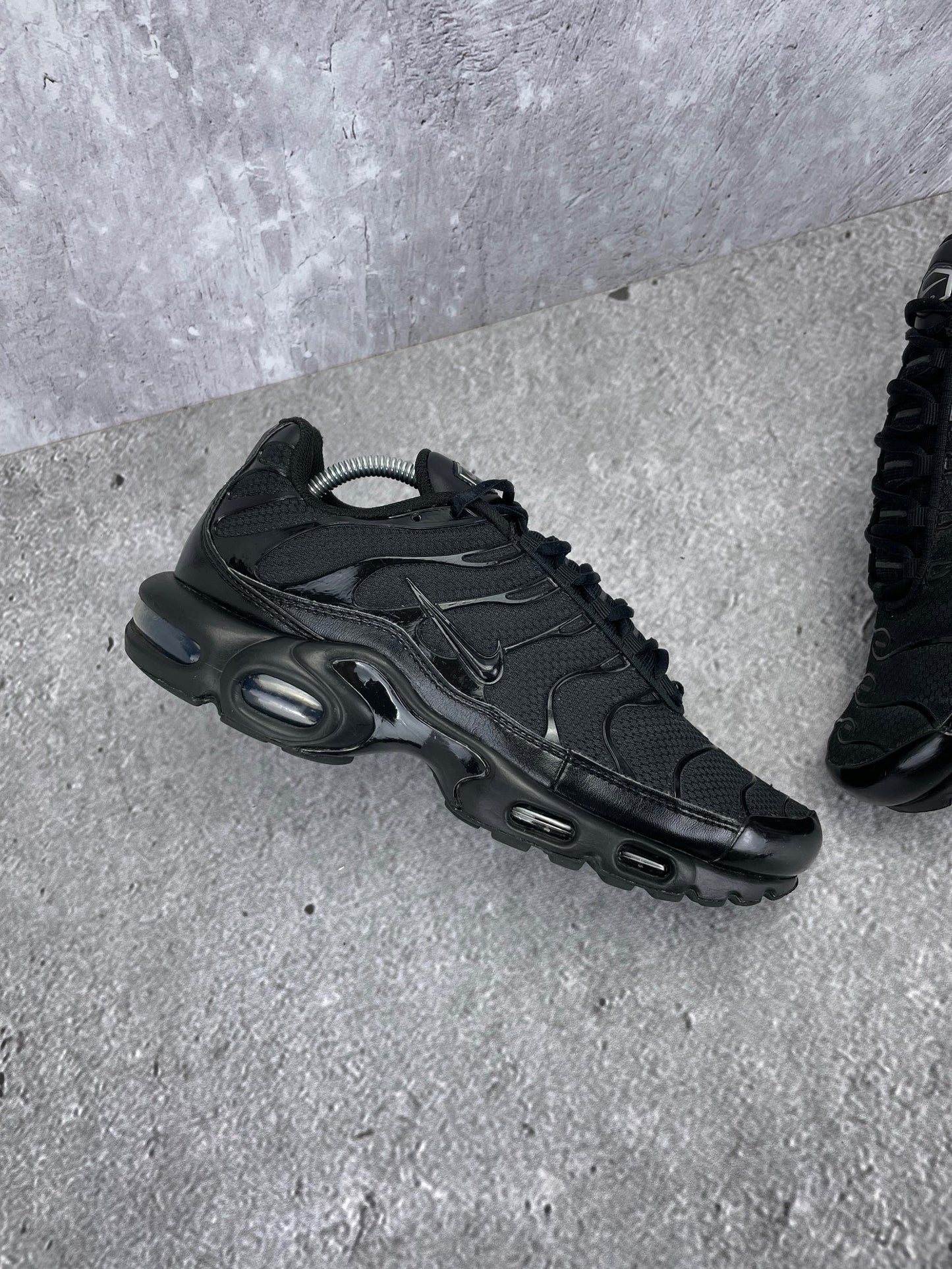 Nike Air Max Plus Triple Black - buty sportowe, zewnętrzny panel lewego buta