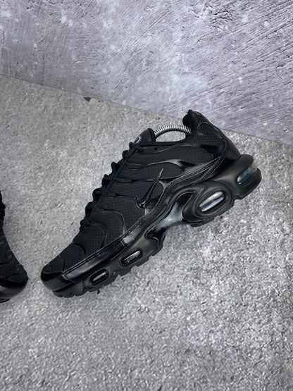 Nike Air Max Plus Triple Black - buty sportowe, widok z góry na wewnętrzną stronę butów