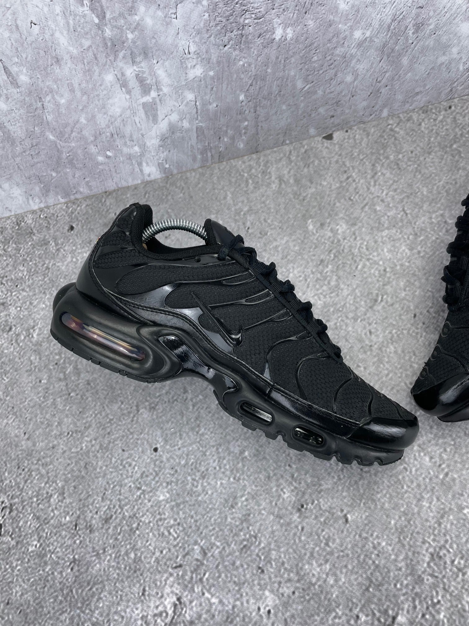 Nike Air Max Plus Triple Black - buty sportowe, wewnętrzny panel lewego buta