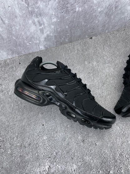 Nike Air Max Plus Triple Black - buty sportowe, wewnętrzny panel lewego buta