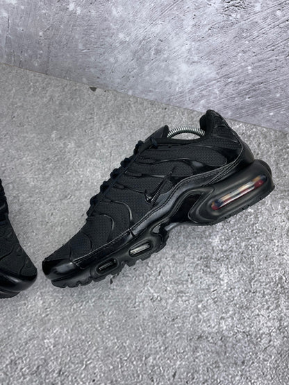 Nike Air Max Plus Triple Black - buty sportowe, wewnętrzny panel prawego buta