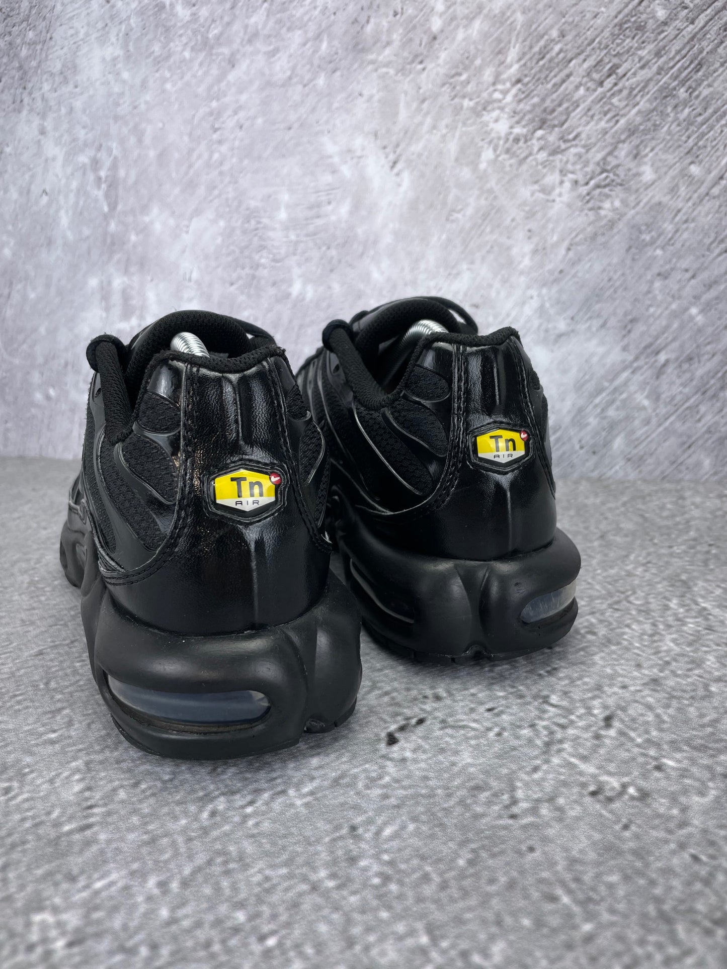 Nike Air Max Plus Triple Black - buty sportowe, widok z tyłu