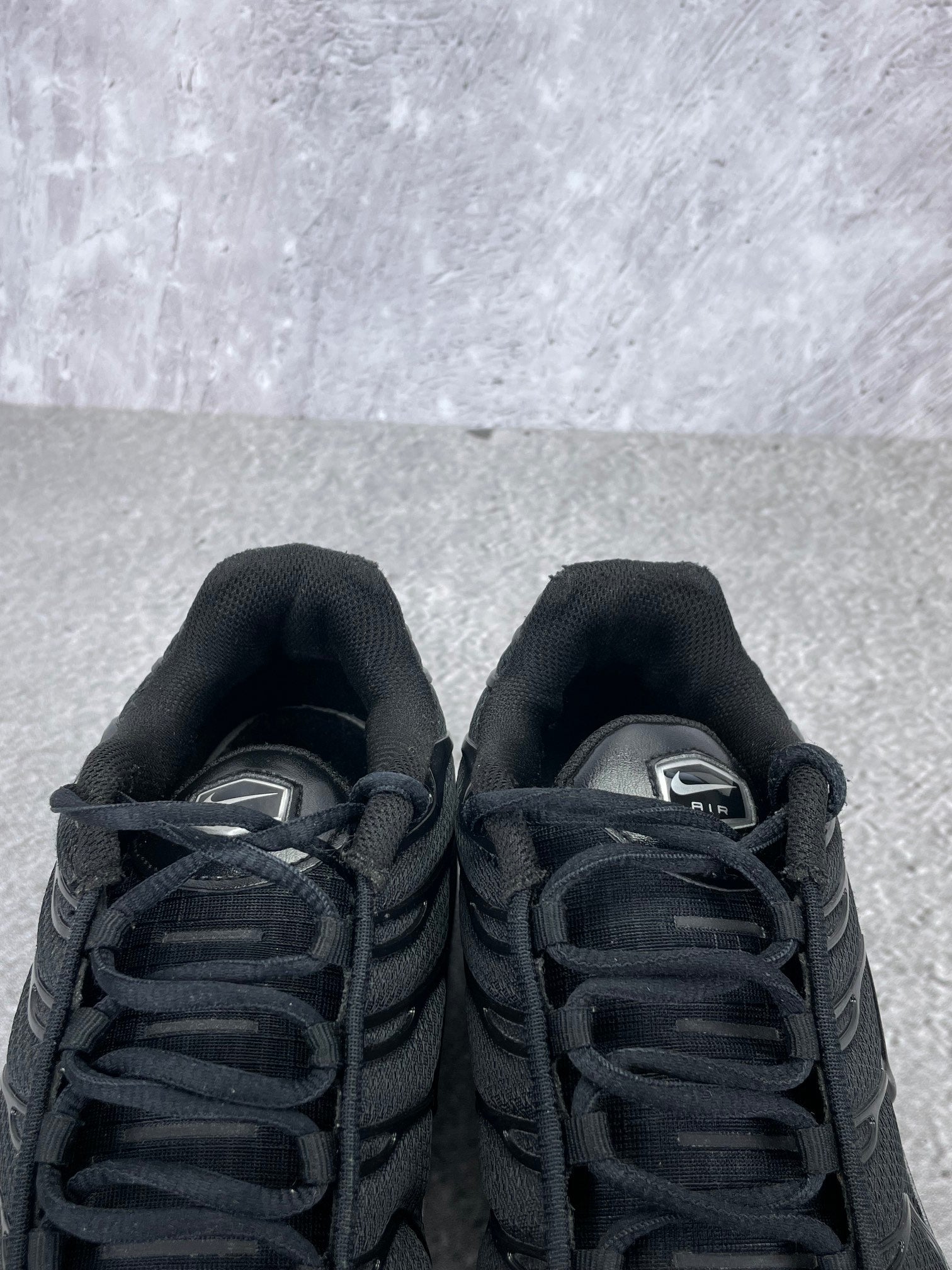 Nike Air Max Plus Triple Black - buty sportowe, zapiętki butów