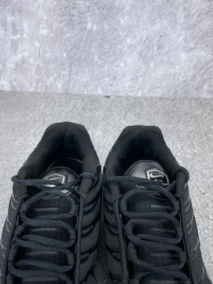 Nike Air Max Plus Triple Black - buty sportowe, zapiętki butów