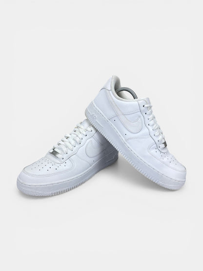 Nike Air Force 1 '07 Triple White - buty sportowe, boczny profil