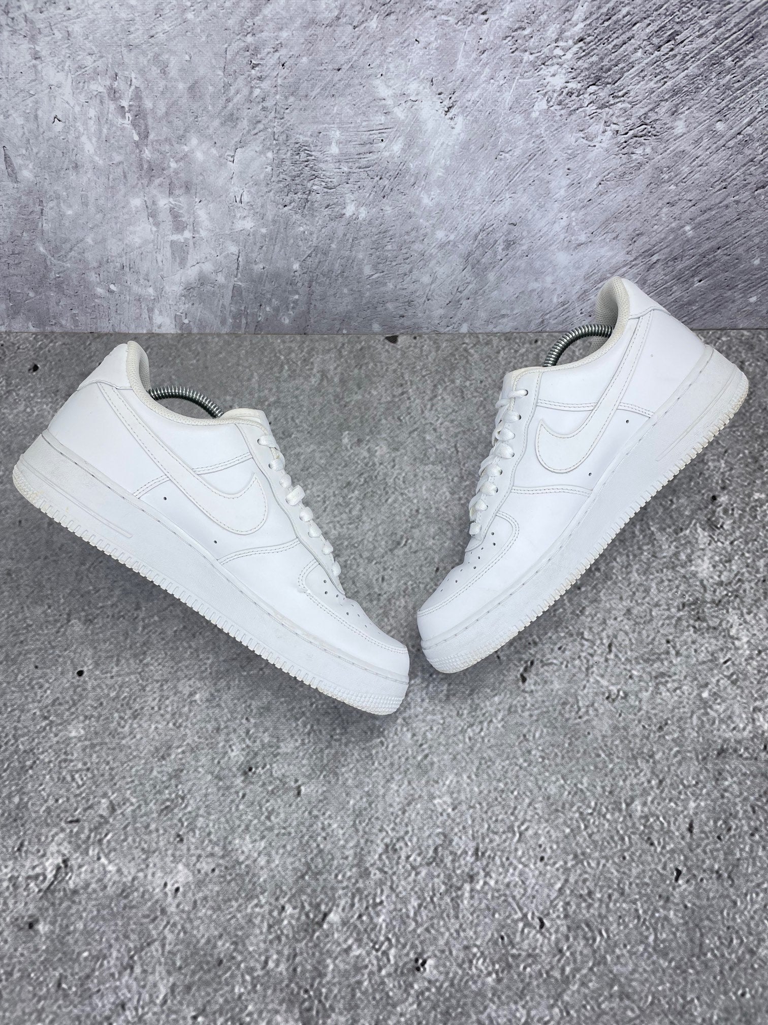 Nike Air Force 1 '07 Triple White - buty sportowe, zewnętrzny panel prawego buta