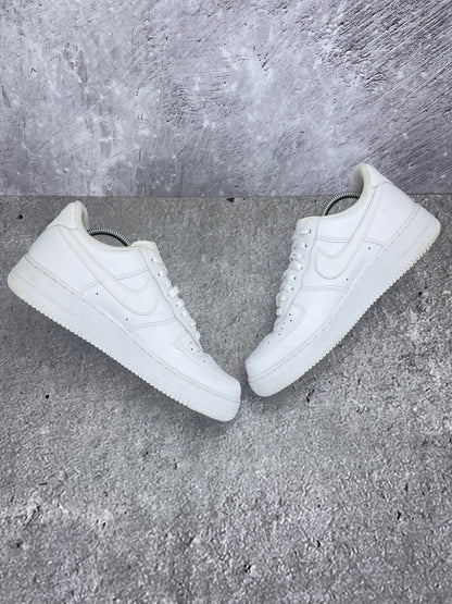 Nike Air Force 1 '07 Triple White - buty sportowe, zewnętrzny panel prawego buta