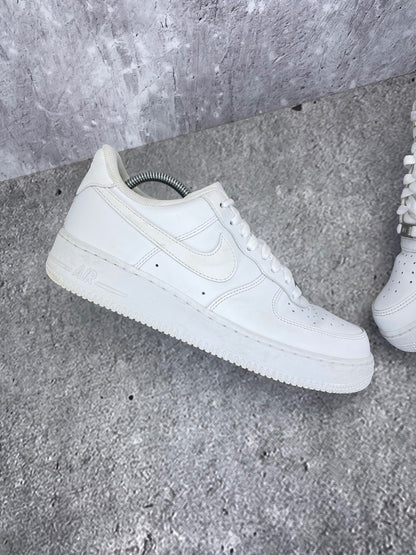 Nike Air Force 1 '07 Triple White - buty sportowe, zewnętrzny panel lewego buta