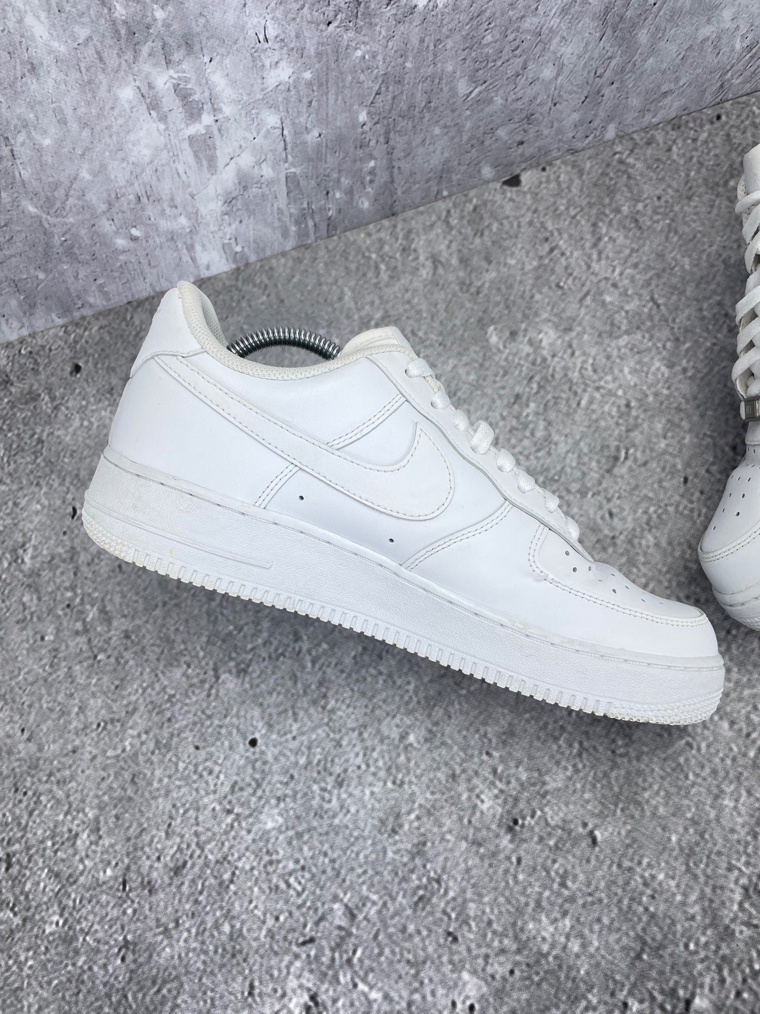 Nike Air Force 1 '07 Triple White - buty sportowe, wewnętrzny panel lewego buta