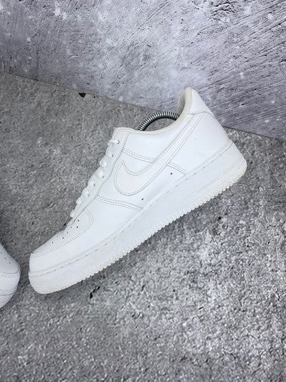 Nike Air Force 1 '07 Triple White - buty sportowe, wewnętrzny panel prawego buta