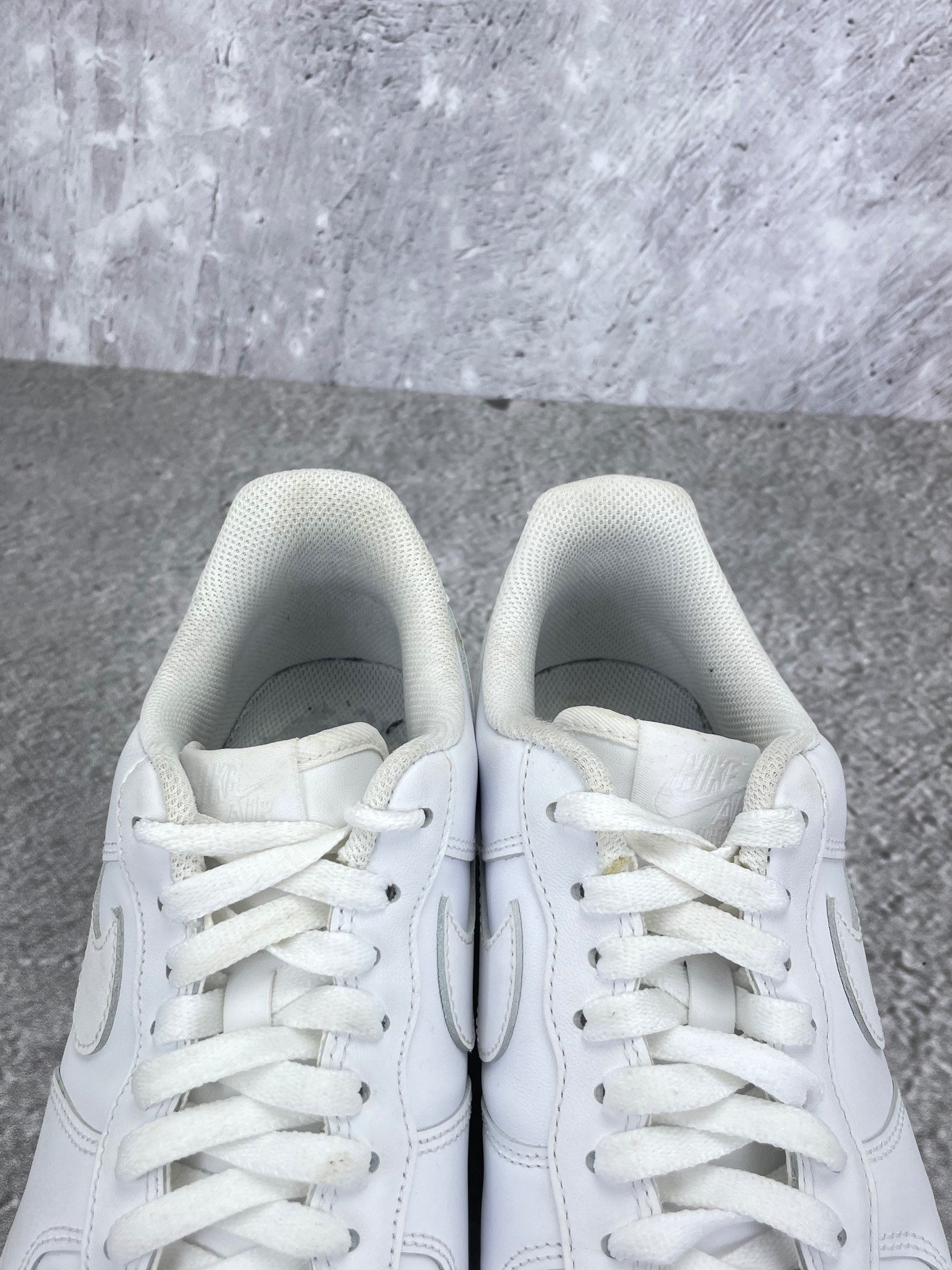 Nike Air Force 1 '07 Triple White - buty sportowe, zapiętki butów