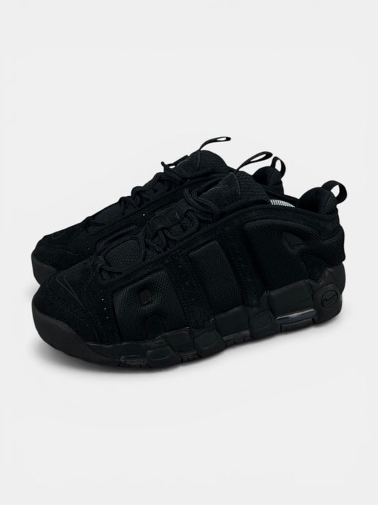 Nike Air More Uptempo Low Triple Black - buty sportowe, widok z boku