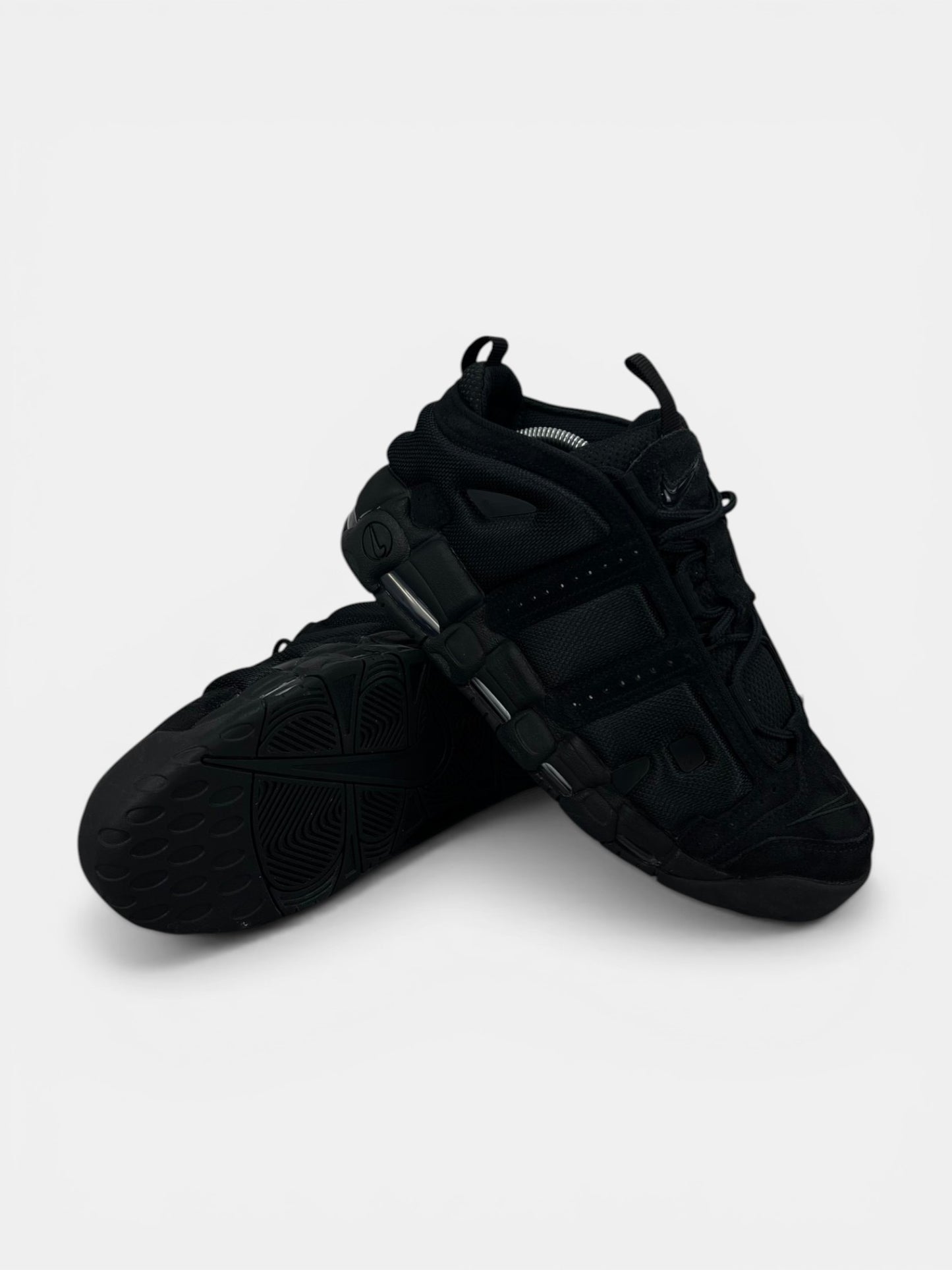 Nike Air More Uptempo Low Triple Black - buty sportowe, boczny profil