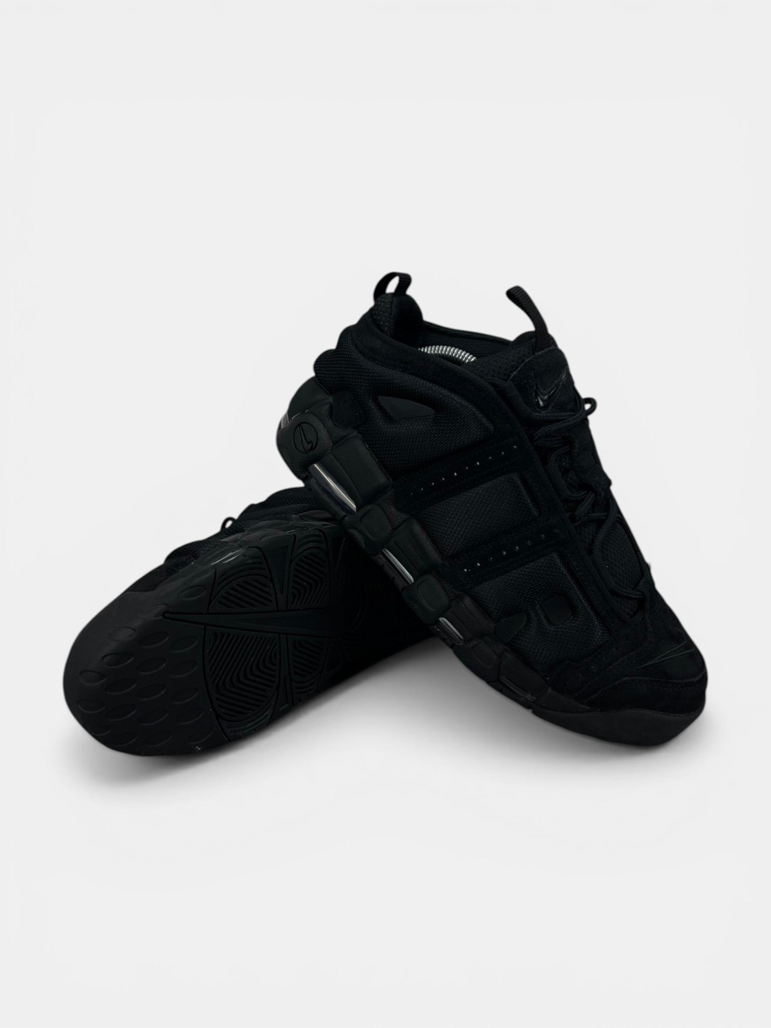 Nike Air More Uptempo Low Triple Black - buty sportowe, boczny profil